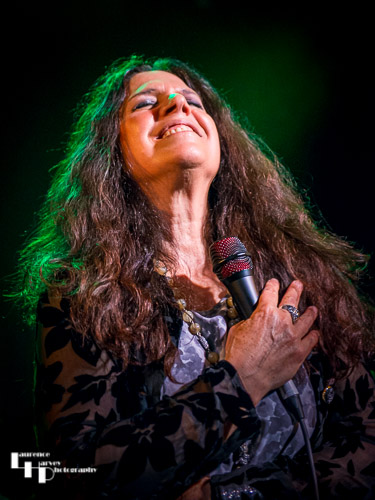 Sari Schorr on vocals
