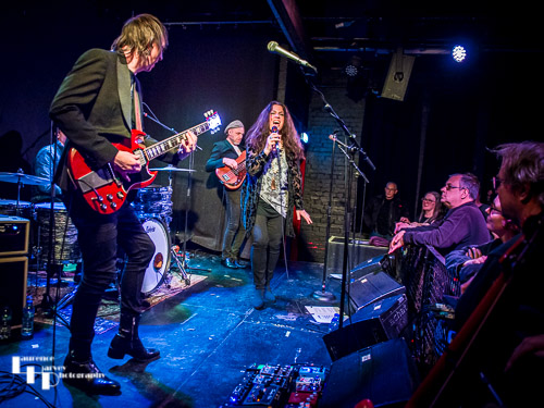 Sari Schorr & her band on stage at The Waterfront Studio