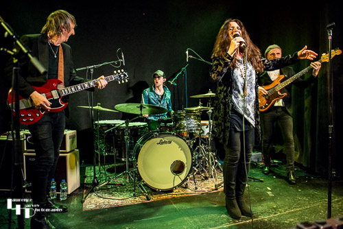 Sari Schorr & her band on stage at The Waterfront Studio
