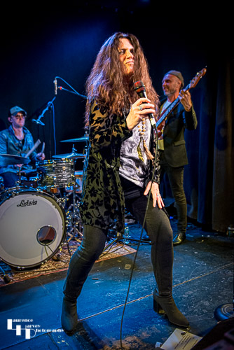 Sari Schorr on vocals