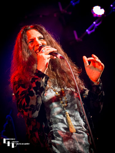 Sari Schorr on vocals