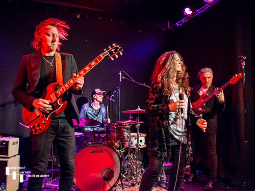 Sari Schorr & her band on stage at The Waterfront Studio