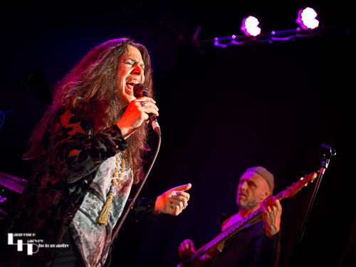 Sari Schorr on vocals