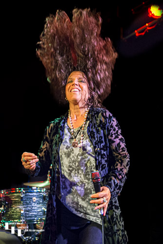 Sari Schorr on vocals