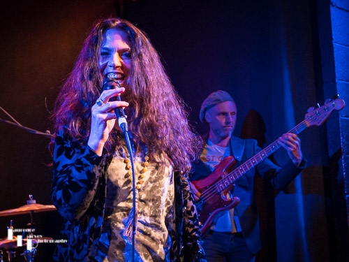 Sari Schorr on vocals
