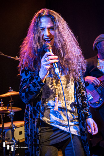 Sari Schorr on vocals