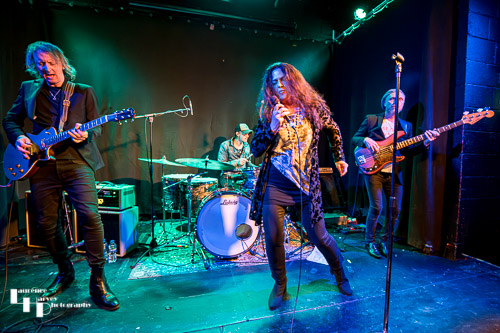 Sari Schorr & her band on stage at The Waterfront Studio