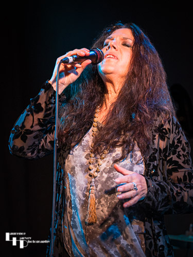 Sari Schorr on vocals