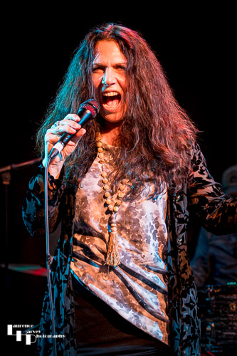 Sari Schorr on vocals