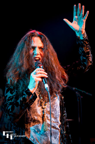 Sari Schorr on vocals