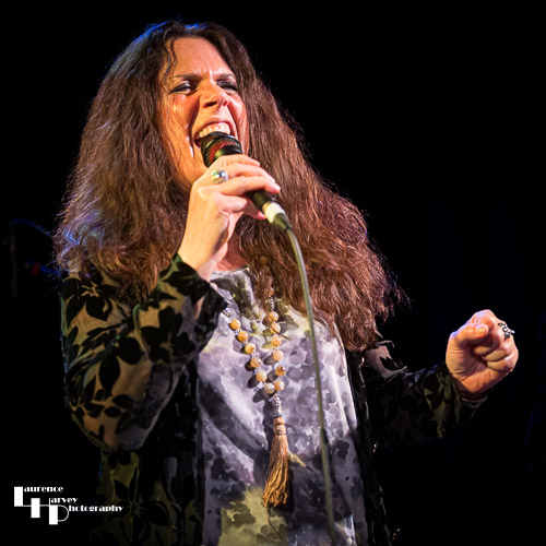 Sari Schorr on vocals