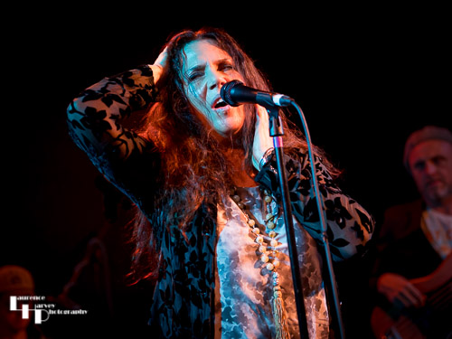 Sari Schorr on vocals