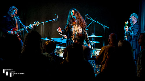 Sari Schorr & her band on stage at The Waterfront Studio