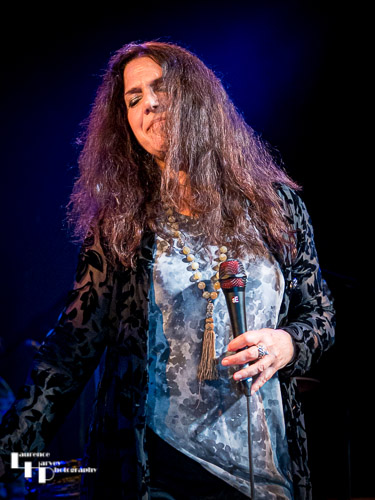 Sari Schorr on vocals