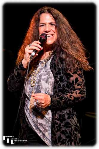 Sari Schorr on vocals