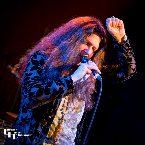 Sari Schorr on vocals