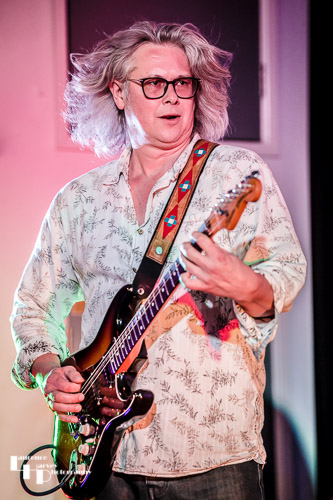 Tim Ainslie on vocals & guitar