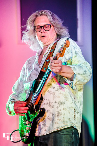 Tim Ainslie on vocals & guitar