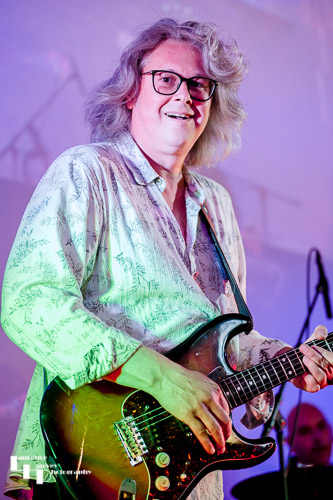 Tim Ainslie on vocals & guitar