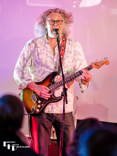 Tim Ainslie on vocals & guitar