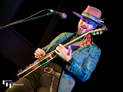 Thomas Heppell on vocals & guitar