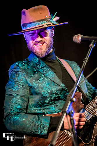 Thomas Heppell on vocals & guitar