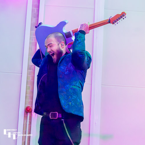 Thomas Heppell on vocals & guitar