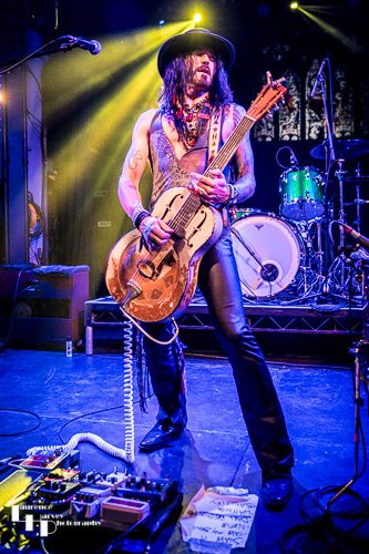 Troy Redfern on vocals & guitar