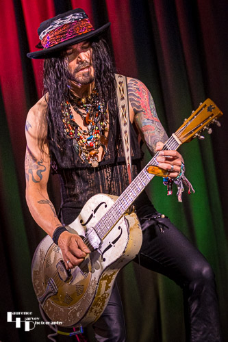 Troy Redfern on vocals & guitar