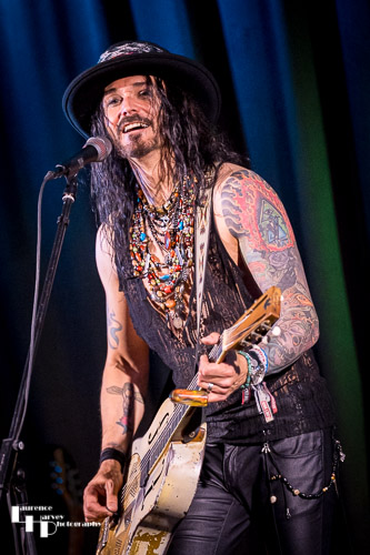 Troy Redfern on vocals & guitar