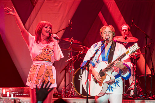 'Frida' on vocals, 'Bjorn' (Julian Dodd) on guitar