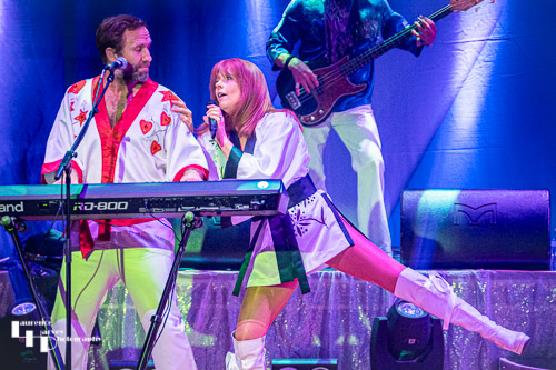 'Frida' on vocals, 'Benny' on keys