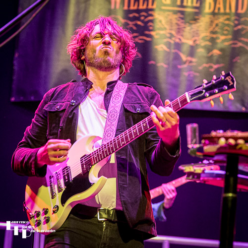 Wille Edwards on guitar & vocals