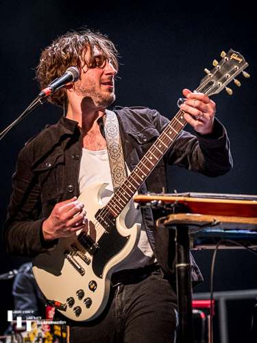 Wille Edwards on guitar & vocals