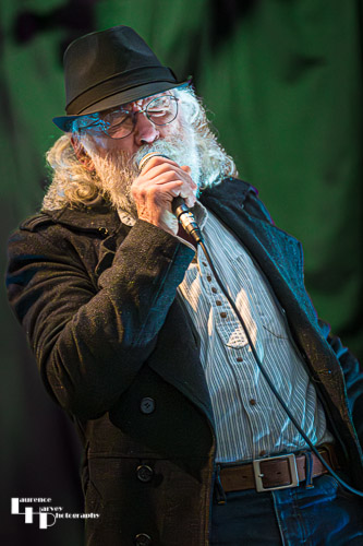 Dave Bowyer on vocals & harmonica