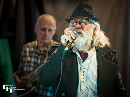 Dave Bowyer on vocals & harmonica