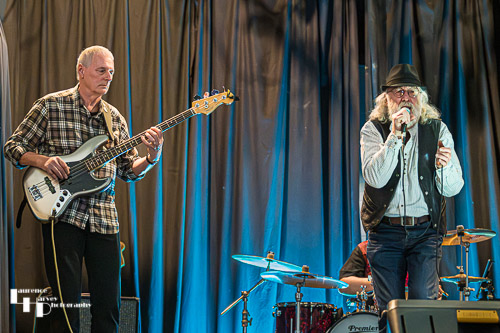 Dave Bowyer on vocals & harmonica, Tony on bass