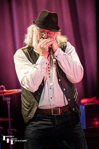 Dave Bowyer on vocals & harmonica