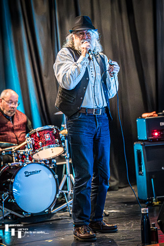 Dave Bowyer on vocals & harmonica