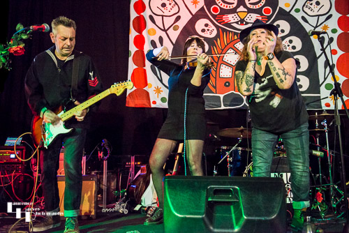 Fiona Harmon on vocals, Roberto Wonder on guitar & Ophelia Mills on violin