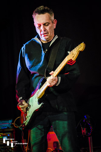 Roberto Wonder on guitar