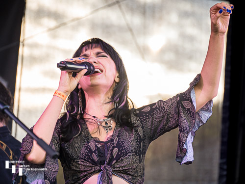 Grace Bond on vocals