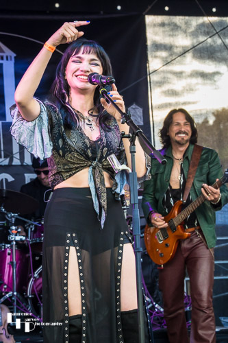 Grace Bond on vocals