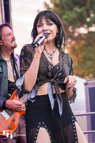 Grace Bond on vocals