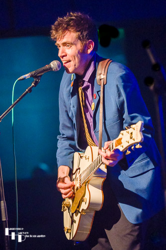 Ray Waters on vocals & guitar