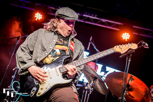 Zac Schulze on vocals & guitar