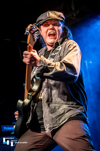 Zac Schulze on vocals & guitar